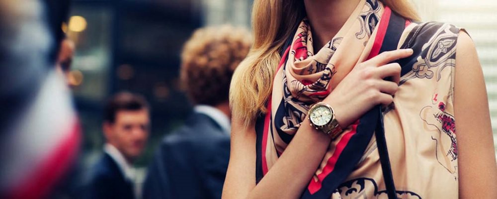 Chicas sales con reloj