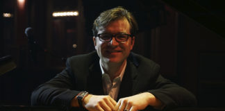 Corum late al ritmo de Joachim Horsley