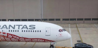 Tesla Model X consigue remolcar un avión de 130 toneladas