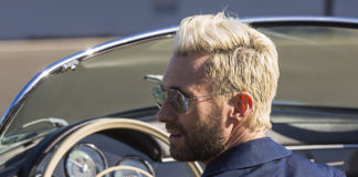 Adam Levine conduce el Porsche Mission E en Los Ángeles