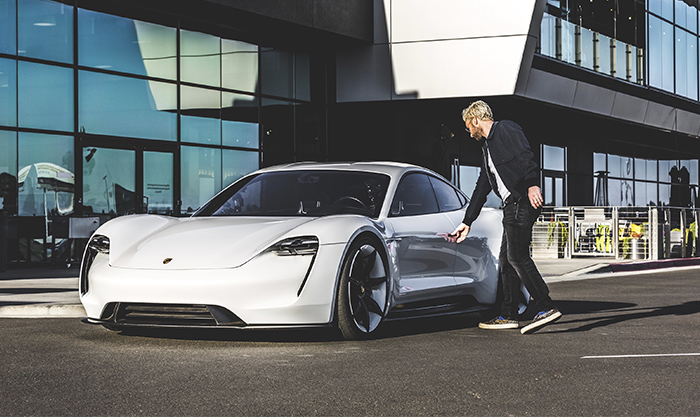 Adam Levine conduce el Porsche Mission E en Los Ángeles