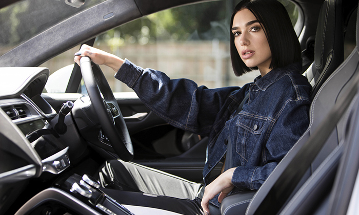 Dua Lipa une su genio musical con la tecnología de Jaguar 