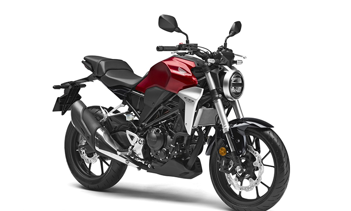 Honda por fin renueva su oferta de motocicletas en México con la incorporación de dos modelos inspirados en el concepto Neo-Sports Café presentado el año anterior en el Tokyo Motor Show, ofreciendo un estilo minimalista pero agresivo. La nueva CB300R de mediana cuenta con lo esencial para encarnar la cultura del motociclismo y la diversión urbana, a la vez que honra la herencia de la línea CB y se encamina al futuro de una manera que atrae a los conductores jóvenes.  El diseño está apoyado en un desempeño capaz, gracias al probado motor de 286cc de un cilindro enfriado por líquido, junto con una transmisión de 6 cambios con embrague multidisco bañado en aceite y operado por cable; cuenta con una estructura completamente nueva de acero tubular prensado. La CB300R también cuenta con características Premium como pantalla LCD y luces full LED. La suspensión está construida en placa de acero, con una sección transversal irregular, una horquilla invertida de 41mm también contribuye a la gran manejabilidad de la CB300R, con una amortiguación dócil y una constante de muelle suave. El amortiguador trasero ofrece ajuste de precarga de muelle en 5 posiciones. La distribución de peso de 49,6% delante y 50,4% detrás proporciona una sensación precisa del agarre del tren delantero y una gran direccionalidad, a lo que también ayuda su bajo peso en orden de marcha, de 142 kg, y su compacta distancia entre ejes de 1348.9 mm.  Por su parte, el modelo sport naked renace con la introducción de la nueva CB1000R con una identidad más audaz y reforzado por una larga lista de actualizaciones al chasís, motor y paquete de componentes electrónicos, que superan hábilmente la brecha entre el desempeño y la inspiración de la moto de competencia del café. La CB1000R siempre ha representado alto desempeño en una máquina de cuatro cilindros naked, y aunque es importante mantener la estrategia también es momento de llevar la plataforma en una nueva dirección. La expectativa de los clientes cada vez más marca la línea entre el desempeño y el carácter, por lo que es vital mantener la conexión emocional entre el piloto y la máquina. Con la nueva estrategia de la CB1000R los clientes tendrán un mayor orgullo de tenerla y se benefician del mejorado manejo y desempeño del motor. La Honda CB1000R tiene un motor de cuatro cilindros con 4 válvulas por cilindro heredado de la CBR1000RR Fireblade, con una cilindrada de 998cc e inyección de combustible programada. Cuenta con una transmisión de 6 velocidades tipo retorno con un embrague multidisco ahogado en aceite y operado por el sistema de aceleración Throttle-by-wire (TBW). La nueva edición de la CB1000R es 12 kg más ligera que la anterior y es más pequeña. El chasis es un bastidor de acero mono-columna de sección rectangular, lleva una viga central de aluminio para mayor rigidez, la suspensión delantera incluye horquillas telescópicas invertidas (SHOWA) mientras que la rueda trasera lleva un brazo basculante de un solo amortiguador.  El sistema de frenos es de accionamiento hidráulico con ABS de doble vía, en la rueda frontal cuenta con un sistema de doble disco flotante con pinzas de 4 pistones montados radialmente; mientras que la rueda trasera tiene un disco sencillo con pinza de 2 pistones. La nueva naked 1000 tiene acelerador electrónico, lo que le permite tener 3 modos de conducción además de un cuarto programable para poder combinar potencia, freno motor y Control de Torque Seleccionable Honda (HSTC). Ambos modelos estarán disponibles en colores rojo y negro, a los siguientes precios: CB300R:   $120,000.00 pesos CB1000R: $270,000.00 pesos