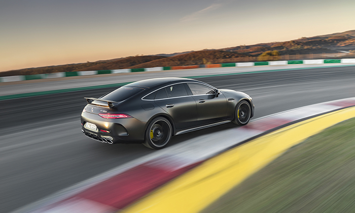 Con un lado oscuro, Mercedes-AMG GT 4 puertas