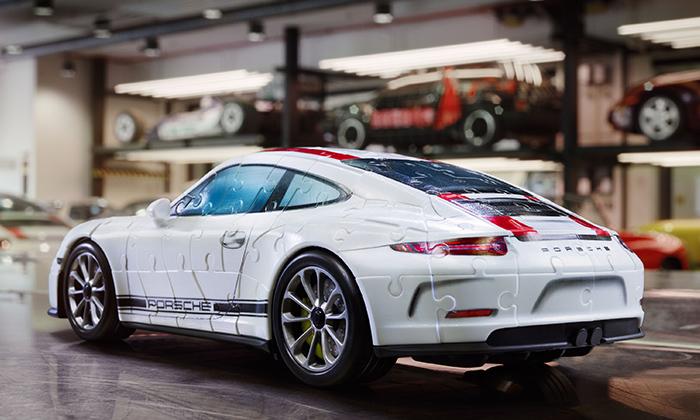 Un Porsche armado con piezas de un rompecabezas 3D