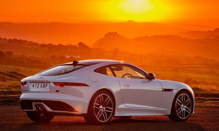 Jaguar celebra 70 años del XK120 con el F-Type Chequered Flag Edition