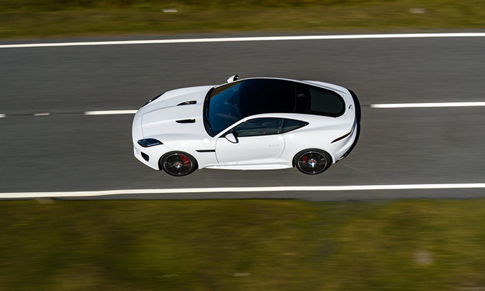 Jaguar celebra 70 años del XK120 con el F-Type Chequered Flag Edition