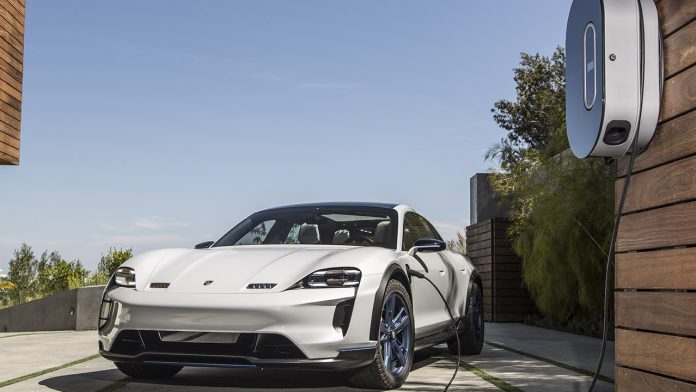 Porsche Taycan estaría ‘arrebatando’ clientes a Tesla 3