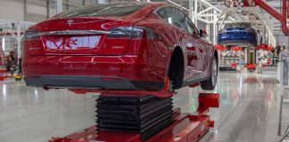 Tesla buscaría adquirir fábricas que está abandonando General Motors