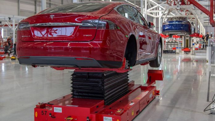 Tesla buscaría adquirir fábricas que está abandonando General Motors