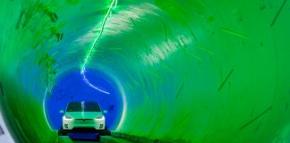 ¡Elon Musk quiere que circules a una velocidad de 240 kilómetros por hora!