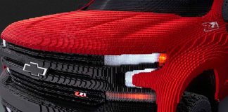 Crean Chevrolet Silverado con más de 300 mil piezas de LEGO