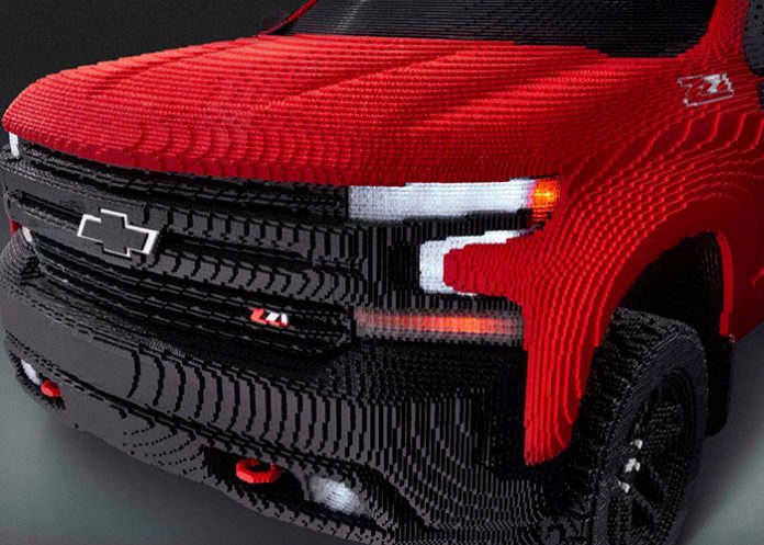 Crean Chevrolet Silverado con más de 300 mil piezas de LEGO