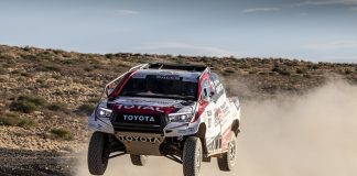 Fernando Alonso prueba el Toyota Hilux ganador del Rally Dakar