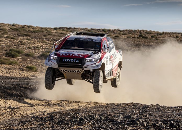 Fernando Alonso prueba el Toyota Hilux ganador del Rally Dakar