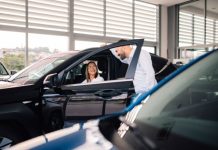 ¿Comprar un auto por internet? Por qué las marcas están volviendo a abrir agencias